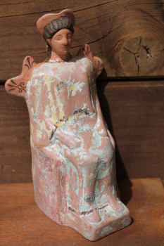 Tanagra sitzend mit Haube, handbemalt, Terrakotta, 15,9 cm, 8,8 cm breit